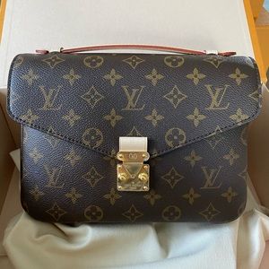 SOLD✨ Pochette Metis Métis Louis Vui…